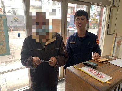 熱心男拾獲萬元鈔，拾金不昧有好報