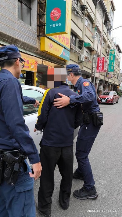 爺爺別怕，我們送你回家！警送失智老人回家，家屬感激不盡