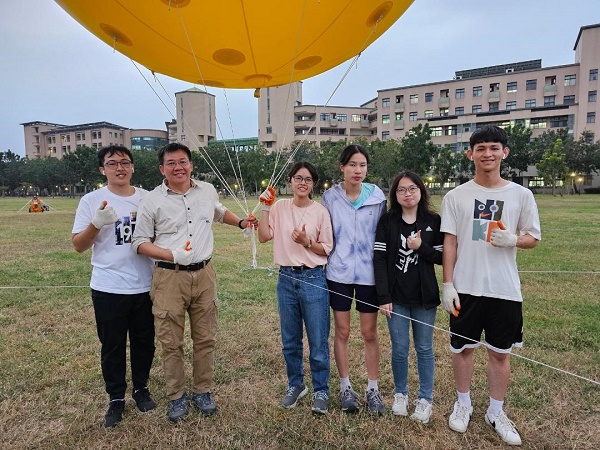 高雄大學資管系副教授蕭漢威團隊「懸吊式座標載具移動系統」 解決空拍機續航力不足瓶頸 可廣泛用於災害搜救、高空動態攝影1