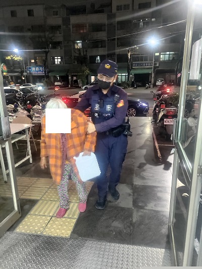9旬老婦迷途 小港警協助返家