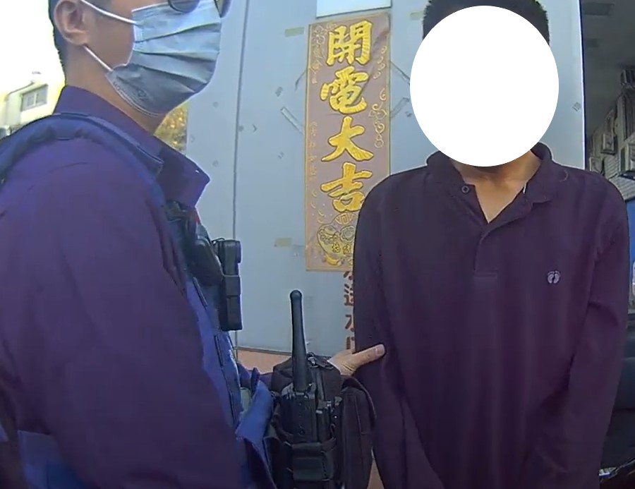 上班途中同事違規停車，意外暴露通緝身分