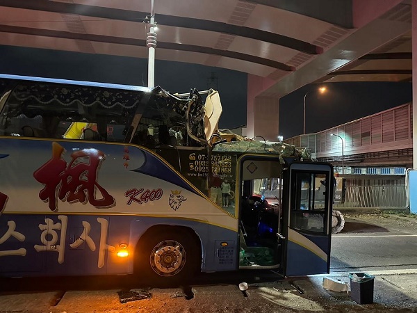 仁武區水管路發生遊覽車車禍事故2