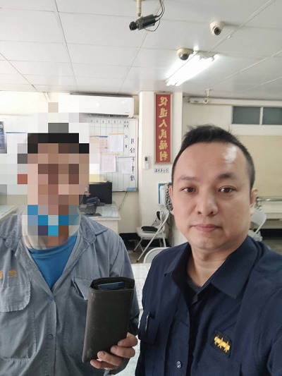 前車皮夾突飛落，熱心報警速發還