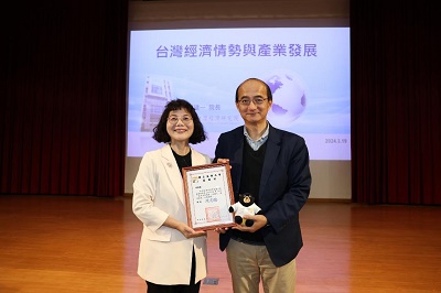台經院院長張建一 受邀出席高雄大學《卓越講座》 剖析台灣經濟情勢與產業發展1