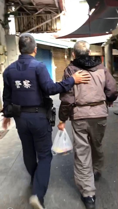 失智翁 兩小時搭渡輪十來趟 暖警助返家
