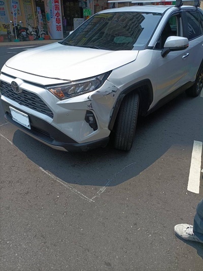 汽車疑似違規左轉撞擊輕軌列車2