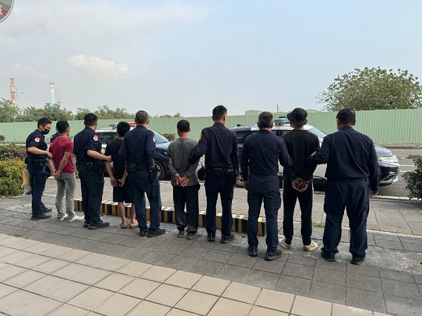 港警火眼金睛 身背2條通無照闖關被識破 逮四名逃逸外勞1