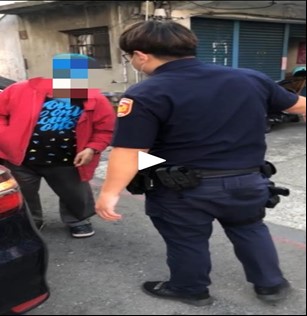 男子酒醉路倒，警暖心送返家2