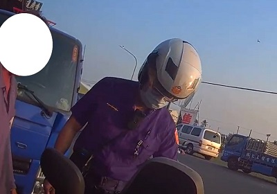 男子駕車用手機被警發現，突停路邊遭查獲酒駕