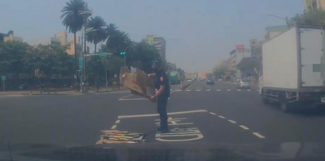 道路散落紙箱 警協助排除護交安1