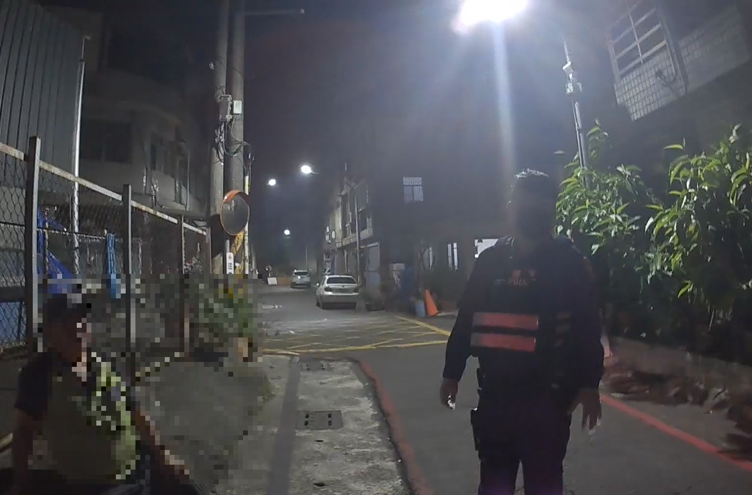 酒醉男被報路倒 暖警協助平安返家