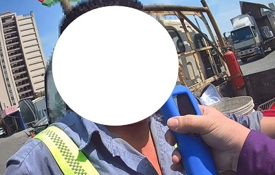 酒駕累犯被攔查飄出酒味，辯稱喝蠻牛下場糗了