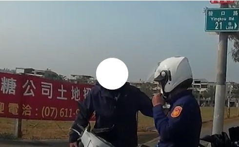 酒駕遭攔怨氣多 以帽擊頭圖傷悲