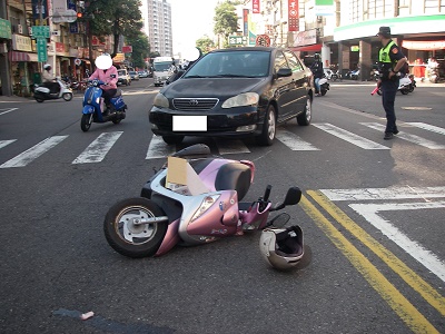 駕車粗心未注意 交警積極協助處理