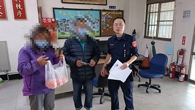 騎車散落千元鈔，熱心警沿途調閱監視器得知失主