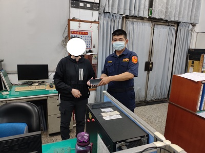 女子急趕上班掉手機 員警協助尋獲1
