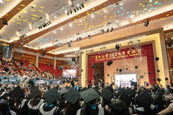 境外生親友組團出席 義守大學畢業典禮 國際元素刻畫精彩1