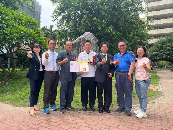 大榮中學同學周昀融榮獲全國高中組技職教育優良獎，今年「特殊選才」錄取國立虎尾科技大學1