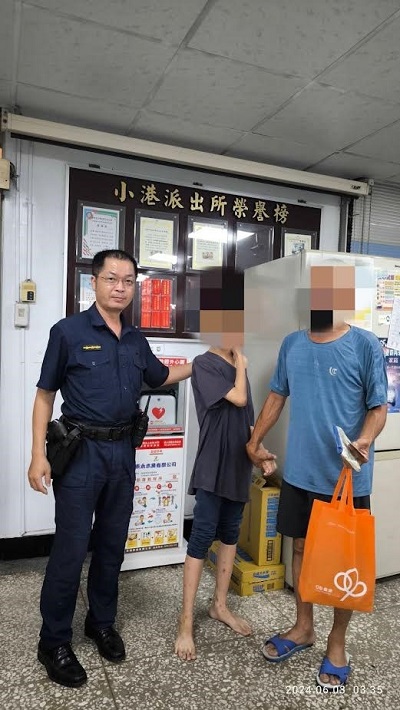 少年半夜赤身在門口玩水，警了解背後原因令人鼻酸，協助找到家人返家