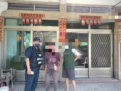 炎炎夏日路倒，警速保護中暑翁返家