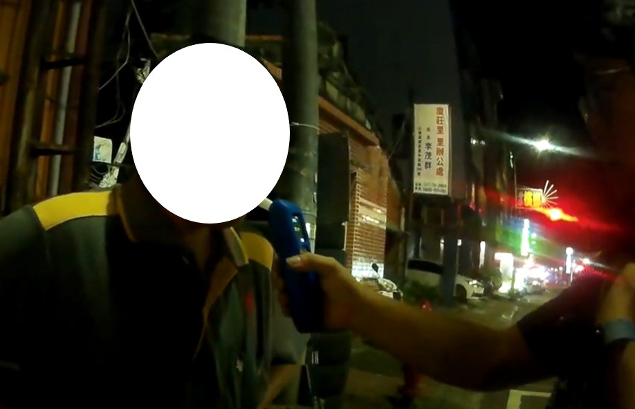 紅燈見警緊急煞車 大車駕駛上路前酒駕遭逮
