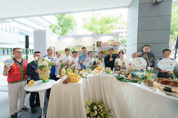2025高雄夏祭新鮮市熱鬧登場 副市長李懷仁化身帥氣拍賣官 百件水果藝術品搶競標6