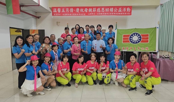 「愛在五月綻放」 救國團高雄市團委會贈花傳愛暖人心1
