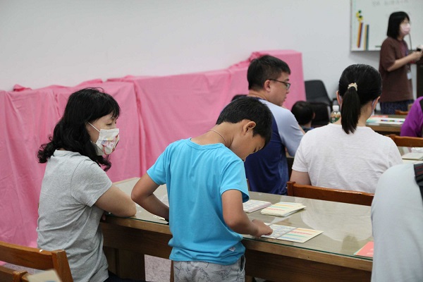 燕巢據點辦親職講座 用遊戲陪孩子專心學1