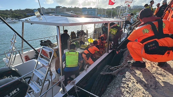 高雄籍遊艇2名潛客疑遭漁船螺旋槳打傷 海巡與消防緊急協處送醫1
