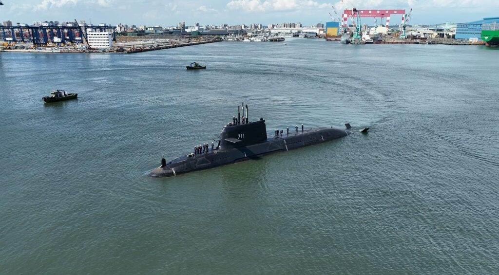 「海鯤軍艦」首次浮航海試順利完成2
