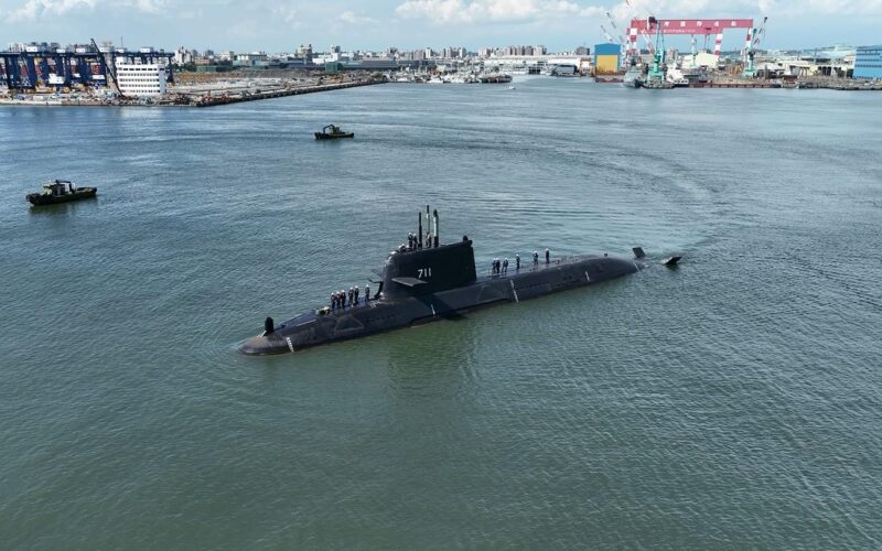 「海鯤軍艦」首次浮航海試順利完成2
