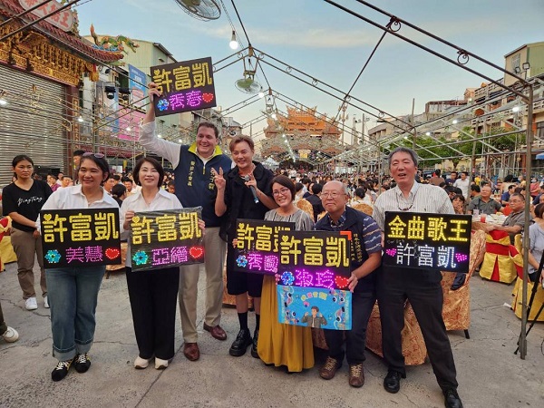 屏東黑鮪魚季美食宴席開百桌 重現紅寶石歌廳秀盛況 美日菲國際友人體驗台灣辦桌大讚東港美食1