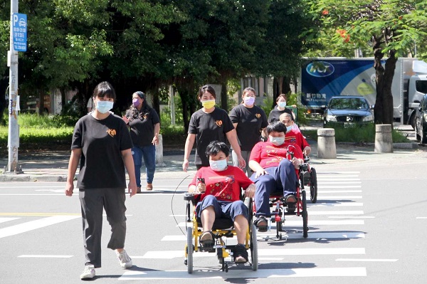 岡山障福中心協助肢體障礙者提升自立與行動力 腳踏式輪椅助攻 1