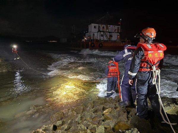 疑似海象不佳擱淺 海巡救下4名台籍船員 高雄商港籍「港勤501號」拖船拖帶大洋7號工作平台 1