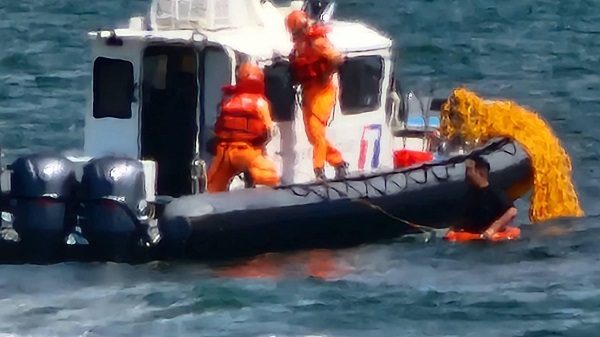 遊客不諳海況漂流離岸 臺南海巡雙艇即刻救援 海巡人員緊急救援，協助將落海民眾接駁至艇上1