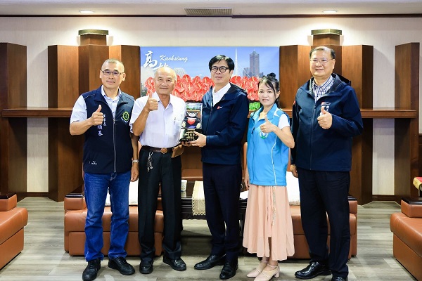高市三大總工會拜會市府 致贈「五星級市長」榮譽盃 1