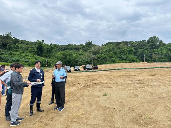 丹娜絲颱風逼近 陳其邁市長邀集和山里長勘查大樹和山光電場防汛措施 並督導仁武排水清淤作業1