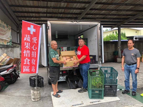 做生意也不忘做公益 農業局媒合批發市場與慈善團體 「蔬果惜食專區」開創「NG蔬果」的第二春1