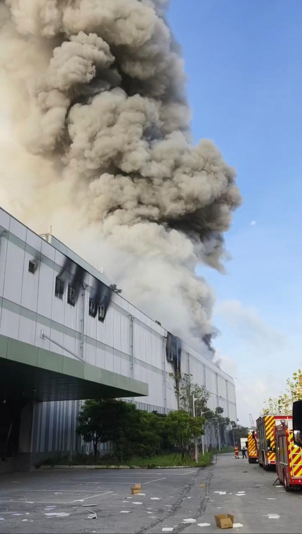 小港電池工廠濃煙蔓延 環保局從重裁罰 最新監測並無檢出氫氟酸