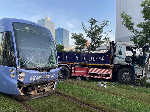 輕軌運營以來最嚴重 大貨車闖輕軌軌道肇事 5名乘客受傷 2.5小時後 輕軌全線恢復正常通行1