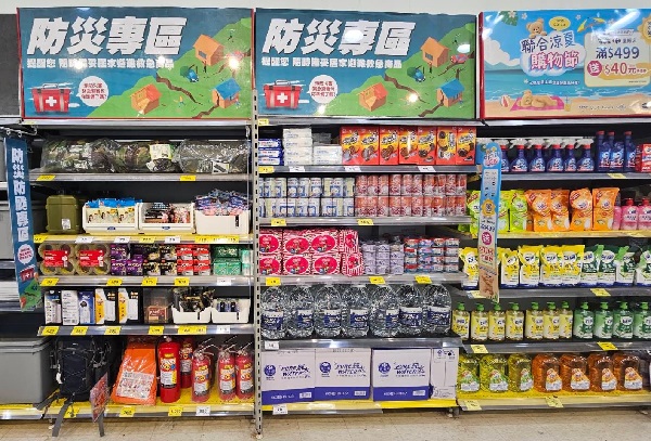 颱風丹娜絲暴風圈擴大逐漸靠近！家樂福防颱專區啟動，於各分店賣場路口區設立2