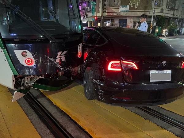 高雄輕軌列車行經灣中街口與違規小客車碰撞