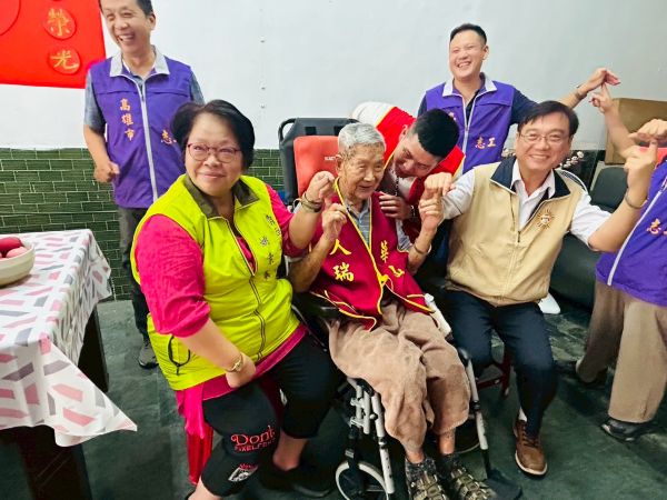 人瑞老兵百歲慶生 擔任華山「愛老人餐會」宣傳大使1