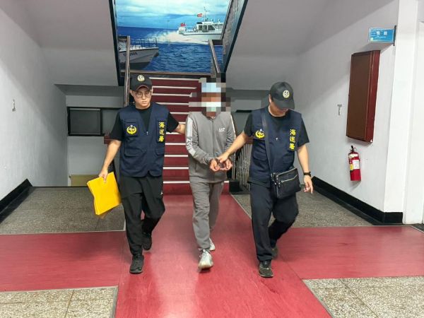 客輪實名制再次建功 澎湖輪搭載洗錢通緝犯 海巡人員解送通緝犯歸案1