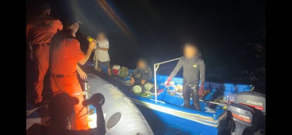 中國海警、漁船接連侵擾東沙海域 海巡署嚴正執法登檢扣留1艘小舟1