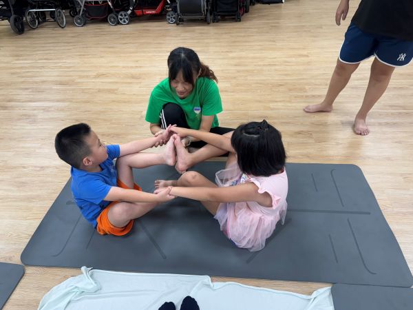 大岡山早療中心辦親子瑜珈 促親子正向互動1