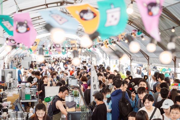 奶茶魅力無法擋！ 2025高雄奶茶節首日湧入5萬人朝聖1