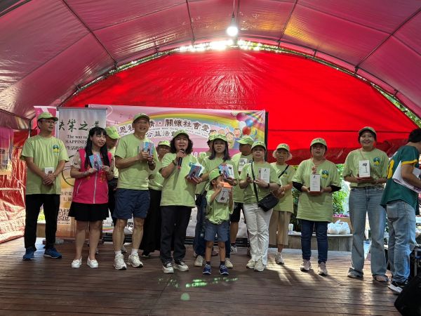 從歌聲到行動——祖孫同台演繹敬老新風尚1