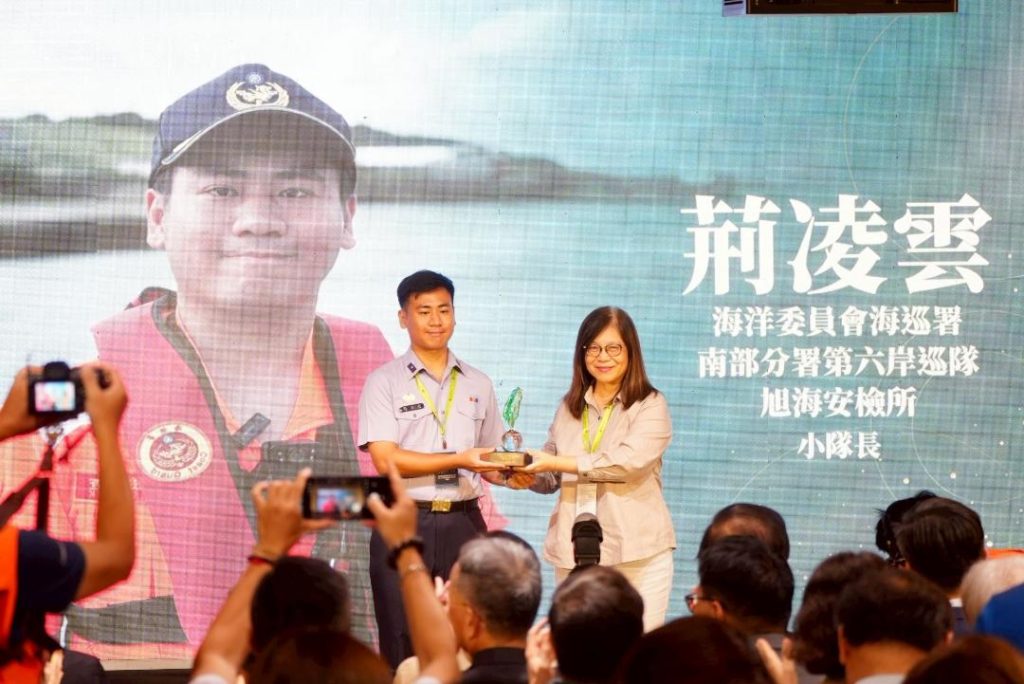 海巡署南部分署中尉荊凌雲榮獲「大武山職場新人賞」 主委管碧玲親頒肯定1