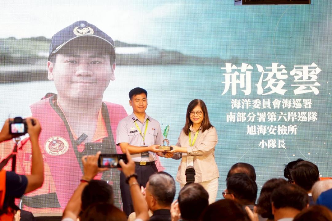 海巡署南部分署中尉荊凌雲榮獲「大武山職場新人賞」 主委管碧玲親頒肯定1